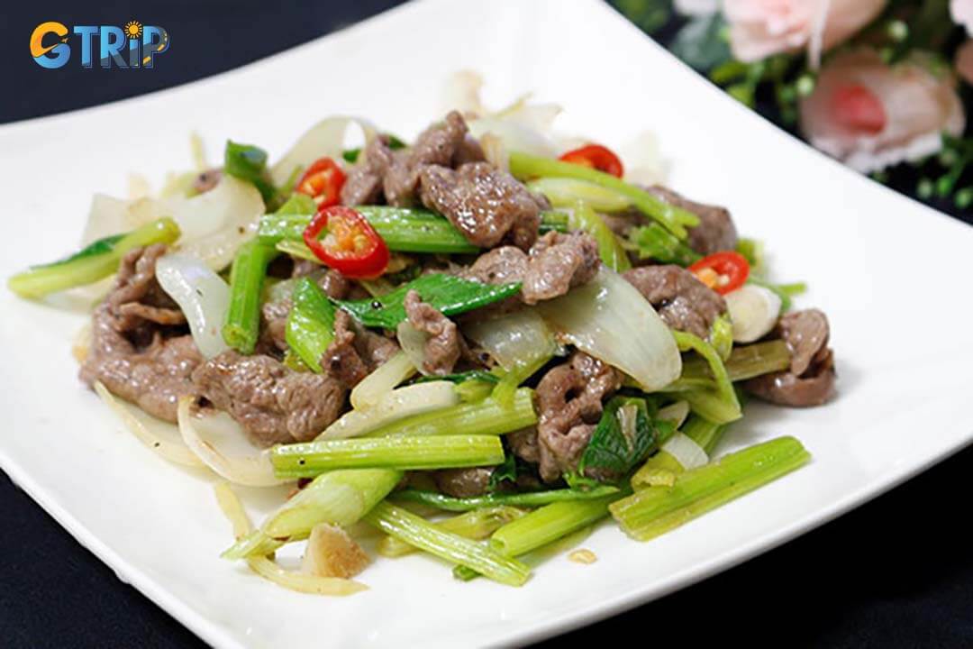 Garlic stir-fried goat is a dish of goat meat stir-fried with garlic and spices, offering a rich, savory aroma and easy-to-enjoy flavor